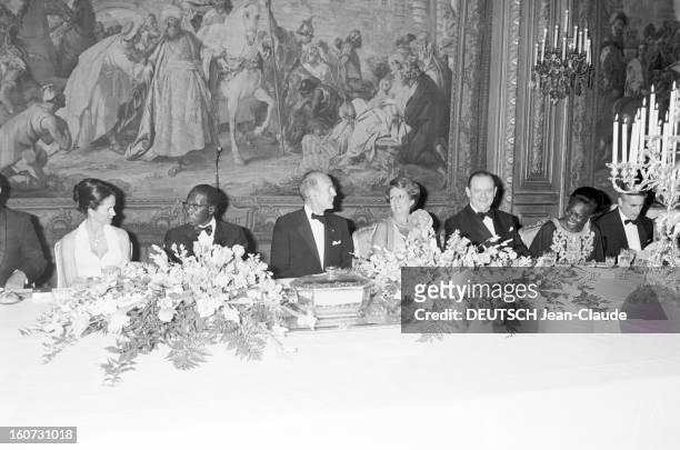 Official Visit Of Senegal President Leopold Sedar Senghor In France. A Paris, au Palais de l'Elysée, attablés devant une table dressée, de gauche à...