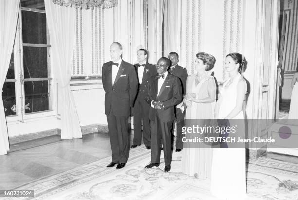 Official Visit Of Senegal President Leopold Sedar Senghor In France. A Paris, dans un salon du Palais de l'Elysée, de gauche à droite, le président...