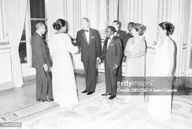 Official Visit Of Senegal President Leopold Sedar Senghor In France. A Paris, dans un salon du Palais de l'Elysée, de gauche à droite, le président...