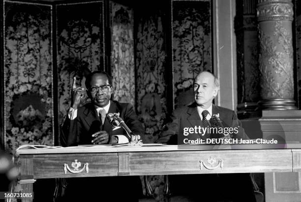 Official Visit Of Senegal President Leopold Sedar Senghor In France. A Paris, au Palais de l'Elysée, le président sénégalais Léopold Sedar SENGHOR et...