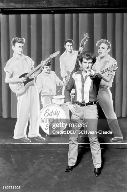 Close-up Of Eddy Mitchell. En France, Eddy MITCHELL, en préparation de son show au Palais des Sports à Paris, posant en jeans, bottes santiags et...