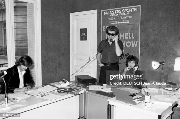 Close-up Of Eddy Mitchell. En France, dans un bureau, Eddy MITCHELL, avec des lunettes noires, en préparation de son show au Palais des Sports à...