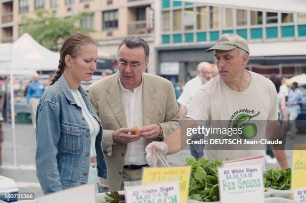 Chef Alain Ducasse With His Companion Gwenaelle In Nyc. En Septembre 2000, à l'occasion d'une visite aux Etats Unis, le chef cuisinier Alain DUCASSE...