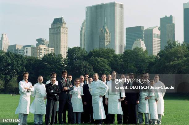 Alain Ducasse At His Restaurant 'the Essex House' In New York. Aux États-Unis, à New York, le 19 septembre 2000. Le chef cuisinier français Alain...