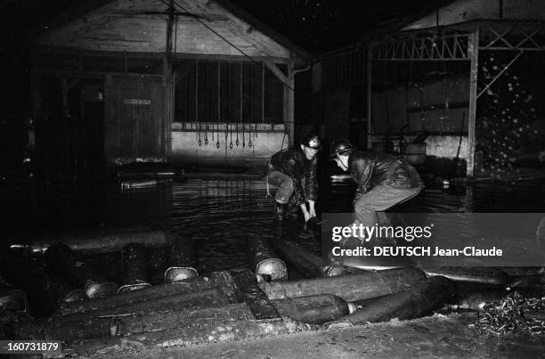 Floods In Maule In Yvelines. En France, à Maule dans les Yvelines, le 24 janvier 1966, lors des inondations de la Mauldre, un dépôt de bouteilles de...