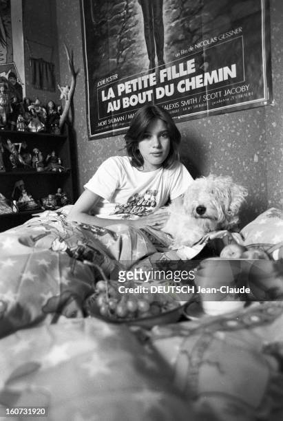 Rendezvous With Eleonore Klarwein. A Paris, près de la Place des Vosges, chez elle, la jeune comédienne Eleonore KLARWEIN, dans sa chambre tapissée...