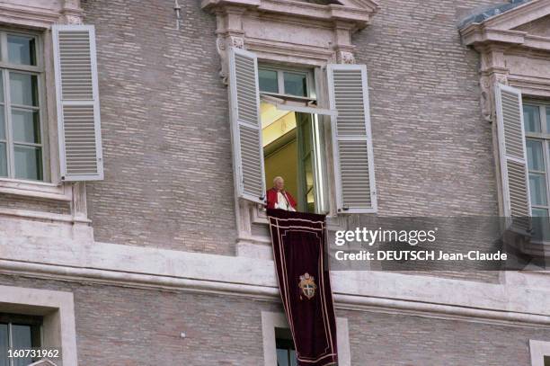 Rendezvous With Pope John Paul Ii In The Vatican. En Italie, au Vatican, en janvier 1996. Le pape JEAN-PAUL II reçoit les journalistes de Paris Match...