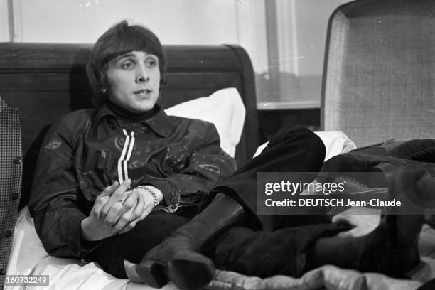 Youth Population The Beatniks. En France, à Paris, le 7 avril 1966, lors d'un reportage sur la jeunesse et le mouvement des Beatniks, un jeune homme,...