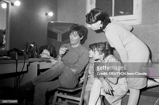 Hugues Aufray Concert At The Olympia. En France, à Paris, à l'Olympia, le 24 mars 1966, lors d'un concert, Hugues AUFRAY, chanteur, ses deux filles...