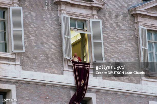 Rendezvous With Pope John Paul Ii In The Vatican. En Italie, au Vatican, en janvier 1996. Le pape JEAN-PAUL II reçoit les journalistes de Paris Match...