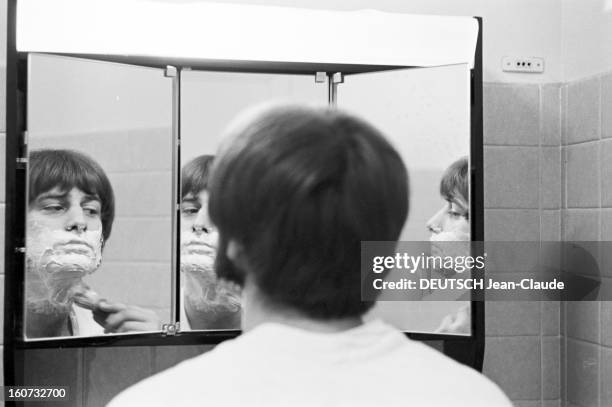 Close-up Of Rosko The New Presenter Of Radio Luxembourg. Paris - 1er décembre 1966 - Dans sa salle de bain, ROSKO, alias Michael PASTERNAK, animateur...