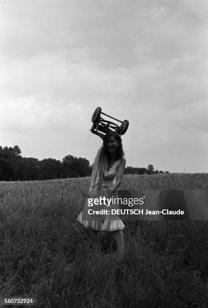 Rendezvous With Elisabeth Huppert. En France, le 20 août 1979, portrait en extérieur de l'actrice Elisabeth HUPPERT dans le jardin de sa maison à la...
