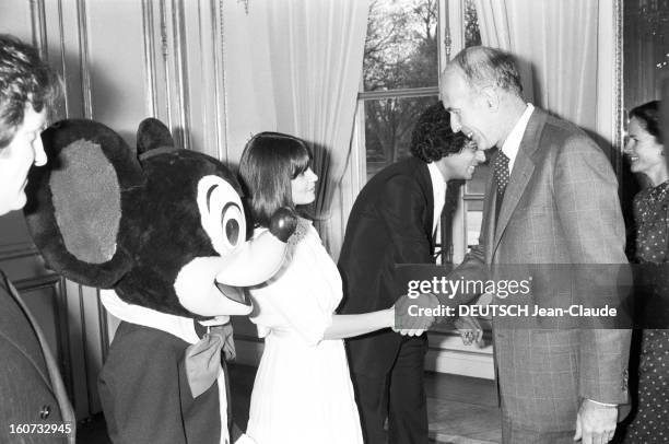 Christmas Tree At The Elysee. Paris, décembre 1978. Le président Valéry GISCARD D'ESTAING échange une poignée de main avec la chanteuse Chantal GOYA...