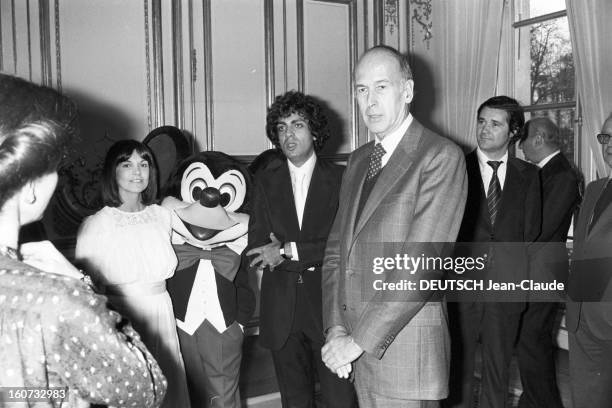 Christmas Tree At The Elysee. Paris, décembre1978. De dos Anne-Aymone GISCARD D'ESTAING, Chantal GOYA, le personnage de dessin animé Mickey, Enrico...