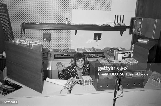 Close-up Of Rosko The New Presenter Of Radio Luxembourg. Paris - 1er décembre 1966 - Dans un studio de RADIO LUXEMBOURG, portrait de l'animateur...