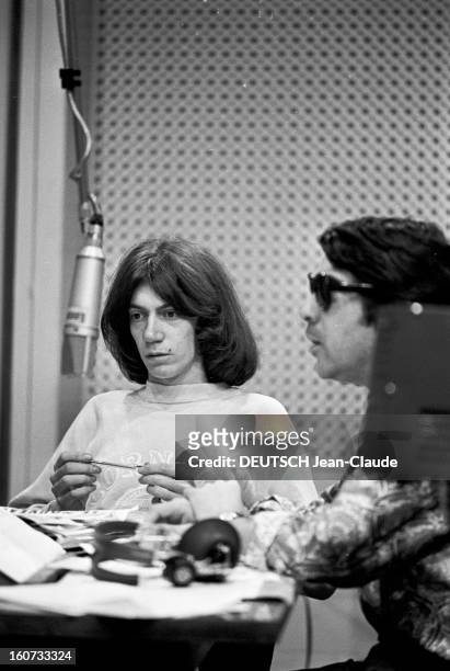 Antoine, Radio Luxembourg Presenter. En France, à Paris, le 7 juin 1966, lors d'une émission à Radio-Luxembourg, alias RTL, ANTOINE, chanteur, et...