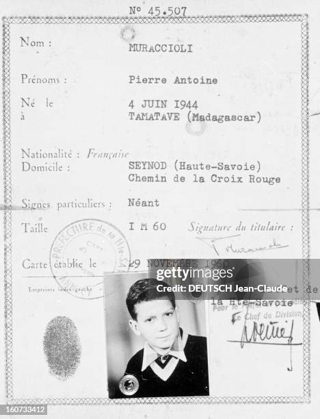 Close-up Of Antoine. En France, à Paris, le 16 mars 1966, à l'occasion d'un concert à l'Olympia, ANTOINE, chanteur, photo de sa carte d'identité...