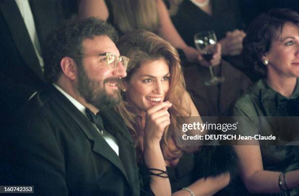 Evening Of Charity Of The 'Fire And Ice Ball' Chaired By Giorgio Armani In Los Angeles. A Los Angeles, le 7 décembre 1994, Cindy CRAWFORD assistant...