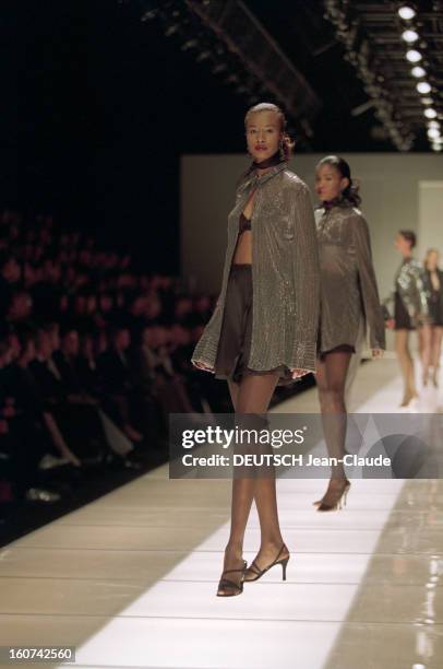 Evening Of Charity Of The 'Fire And Ice Ball' Chaired By Giorgio Armani In Los Angeles. A Los Angeles, le 7 décembre 1994, Mannequins sur le podium...