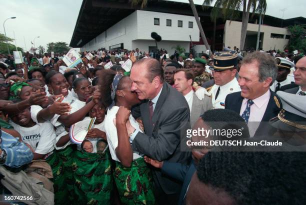 The Tour De Jacques Chirac In Africa, His Step In Gabon. En juillet 1995, Bain de foule pour le président Jacques CHIRAC lors de son voyage officiel...