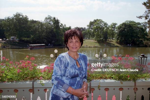 Rendezvous With Anne Sinclair At Bois De Boulogne. En juin 2001, rendez-vous avec la journaliste, Anne SINCLAIR, posant dans un ensemble twin-set...