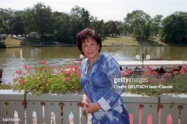 Rendezvous With Anne Sinclair At Bois De Boulogne. En juin 2001, rendez-vous avec la journaliste, Anne SINCLAIR, posant dans un ensemble twin-set...