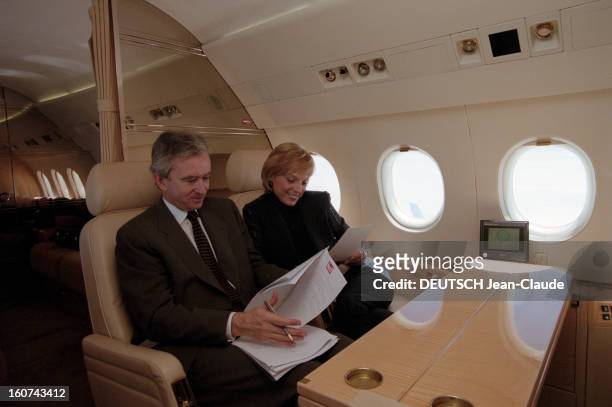 Bernard Arnault In His Private Jet With His Wife Helene Arnault. 7 mai 1999, l'homme d'affaires Bernard ARNAULT dans son jet privé avec son épouse...