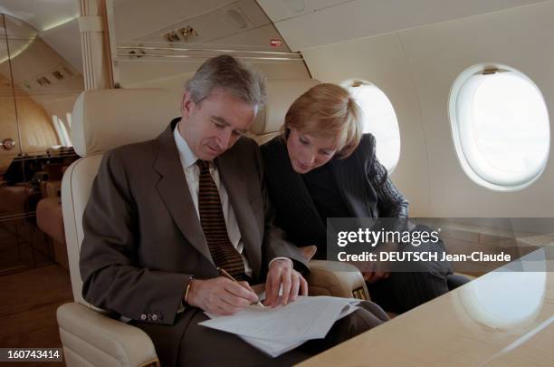 Bernard Arnault In His Private Jet With His Wife Helene Arnault. 7 mai 1999, l'homme d'affaires Bernard ARNAULT dans son jet privé avec son épouse...