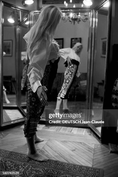 Angela Hernandez, Female Torero. En Espagne, le 18 avril 1973, portrait de la femme torero Angela HERNANDEZ se regardant dans un miroir, vêtue de la...