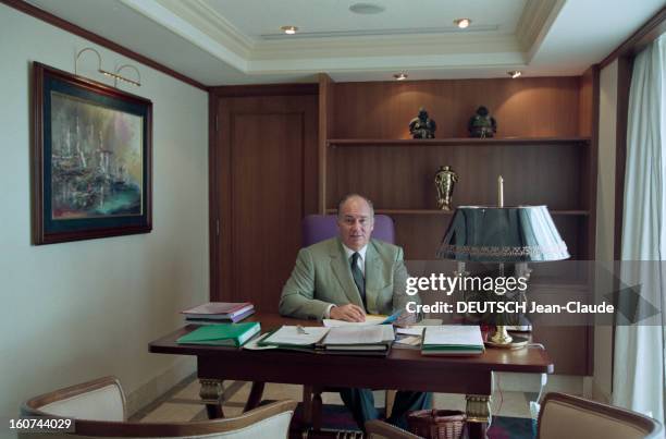 Karim Aga Khan In Indonesia To Award His Triennial Prize Of Architecture. Ile de Java, Yogyakarta - 28 Novembre 1995- Dans un bureau, le prince Karim...