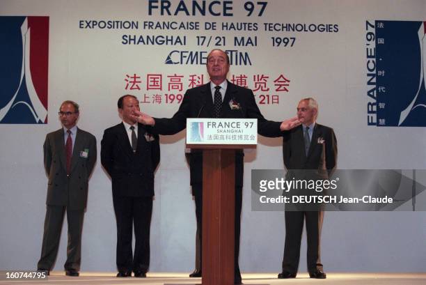 Jacques Chirac Official Travel In China. Shanghai, en mai 1997, lors de son voyage officiel, Jacques CHIRAC souriant, prononçant un discours bras...