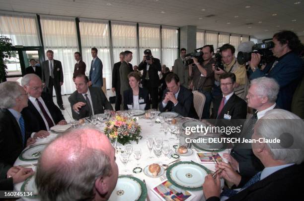 Franco-german Summit In Poitiers. En France, le 13 juin 1997, 69ème Sommet franco-allemand au Futuroscope de Poitiers. Lors du déjeuner, assis autour...