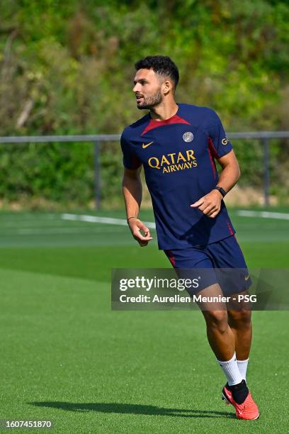 Gonzalo Ramos warms up during a Paris Saint-Germain training session at Campus PSG on August 11, 2023 in Poissy, France.