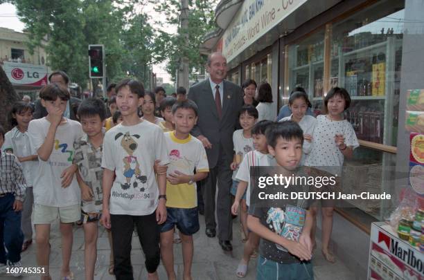 Two Days Official Visit Of The President Jacques Chirac In Vietnam. Vietnam, à Hanoï, les 12 et 13 novembre 1997. Jacques CHIRAC en voyage officiel...