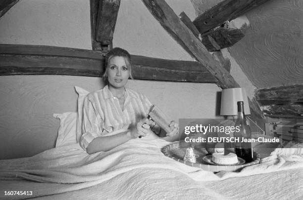 Catherine Alric, Actress, At Home. France, février 1981, rendez-vous avec Catherine ALRIC dans sa maison près de Mantes-La - Jolie. L'actrice...
