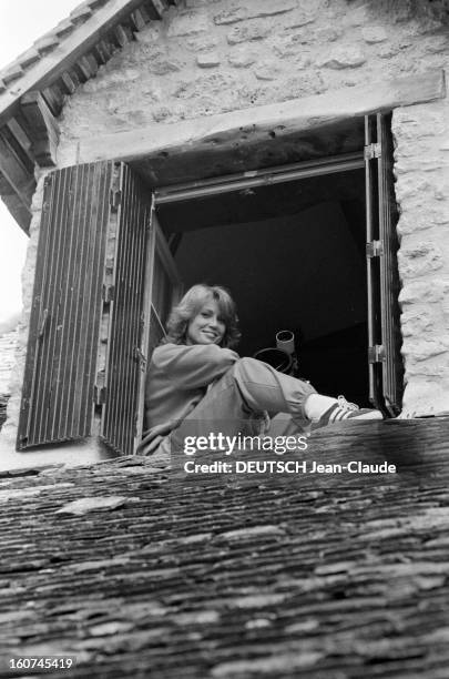 Catherine Alric, Actress, At Home. France, février 1981, rendez-vous avec Catherine ALRIC dans sa maison près de Mantes-La - Jolie. L'actrice...