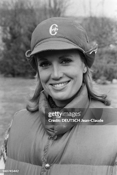 Catherine Alric, Actress, At Home. France, février 1981, rendez-vous avec Catherine ALRIC dans sa maison près de Mantes-La - Jolie. L'actrice...