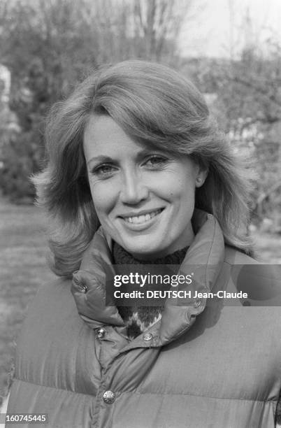 Catherine Alric, Actress, At Home. France, février 1981, rendez-vous avec Catherine ALRIC dans sa maison près de Mantes-La - Jolie. L'actrice...