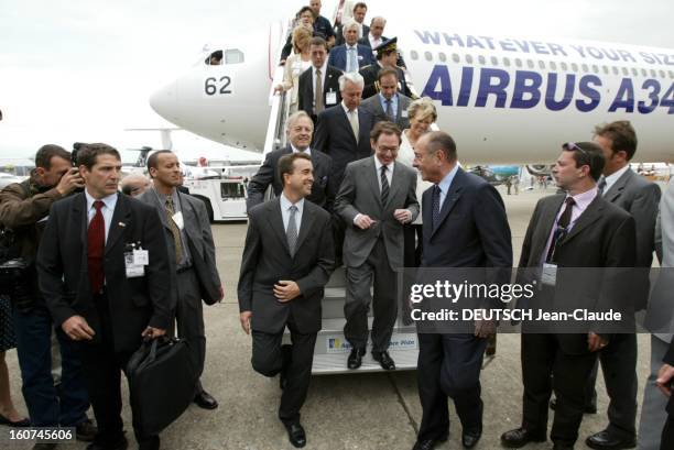 The Paris Air Show 2003. Salon de l'aéronautique au Bourget : Arnaud LAGARDERE, Jacques CHIRAC, Noël FORGEARD Pdg d'Airbus entouré par Michèle...