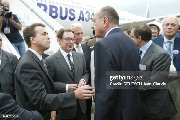 The Paris Air Show 2003. Salon de l'aéronautique au Bourget : Jacques CHIRAC discutant avec Arnaud LAGARDERE entourés de nombreuses personnes dont...