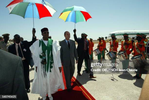 Official Visit Of Jacques Chirac In Niger. L'arrivée de Jacques CHIRAC à Tahoua au NIGER au son de la fanfare, marchant sur le tapis rouge aux côtés...