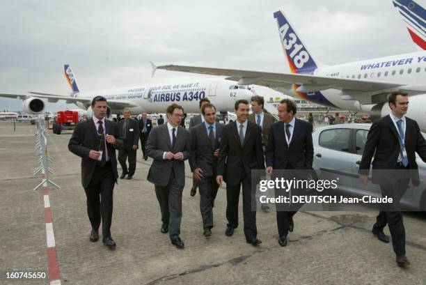 The Paris Air Show 2003. Salon de l'aéronautique au Bourget : Arnaud LAGARDERE et Noël FORGEARD devant l'Airbus A340-600 en compagnie de personnes...