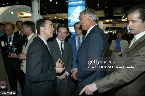 The Paris Air Show 2003. Salon de l'aéronautique au Bourget : Arnaud LAGARDERE de profil discutant avec un homme non identifié en présence de Noël...