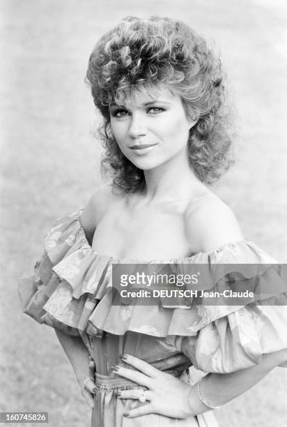Rendezvous With Karen Cheryl. 3 juin 1982, en extérieur, portrait de trois-quarts de la chanteuse Karen CHERYL, portant une robe bustier à volant,...