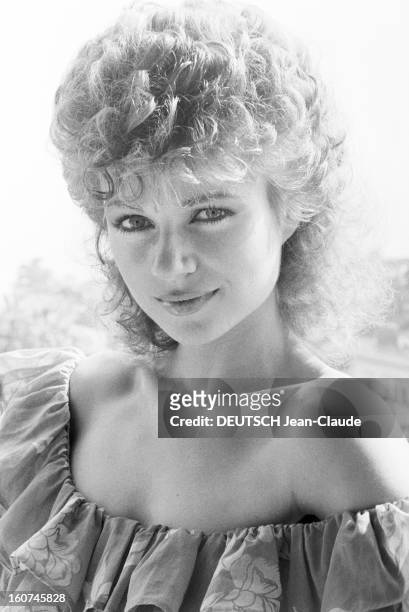 Rendezvous With Karen Cheryl. 3 juin 1982, en extérieur, portrait de trois-quarts de la chanteuse Karen CHERYL, portant une robe bustier à volant..