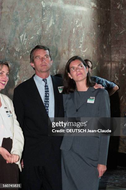 Robert Kennedy Jr. And His Wife Mary Richardson In Paris. En France, à Paris, en juin 1998, lors de leur séjour dans la capitale, Robert KENNEDY...
