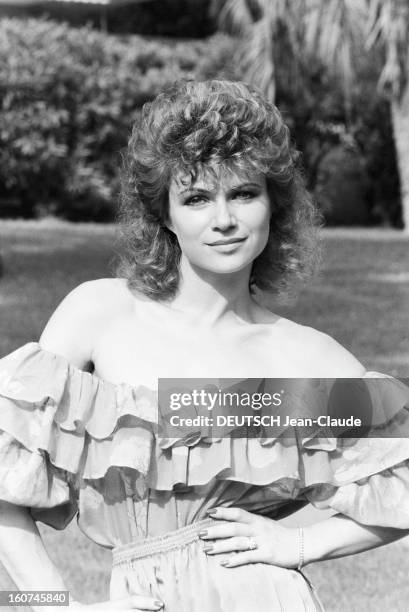 Rendezvous With Karen Cheryl. 3 juin 1982, en extérieur, portrait de la chanteuse Karen CHERYL, portant une robe bustier à volant, une main sur la...
