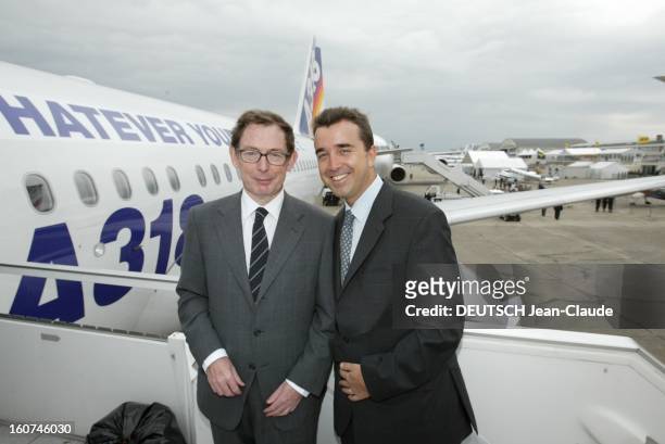The Paris Air Show 2003. Salon de l'aéronautique au Bourget : Arnaud LAGARDERE souriant posant avec Noël FORGEARD président d'Airbus posant sur la...