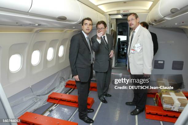 The Paris Air Show 2003. Salon de l'aéronautique au Bourget : Noël FORGEARD président d'Airbus faisant visiter l'intérieur d'un avion encore vide de...