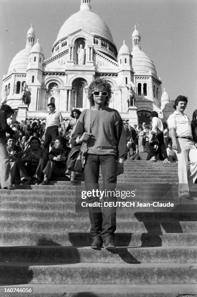 Rendezvous With Michel Polnareff. A Paris, à l'occasion de son retour en France, Michel POLNAREFF, avec un sac en bandoulière, descendant les marches...